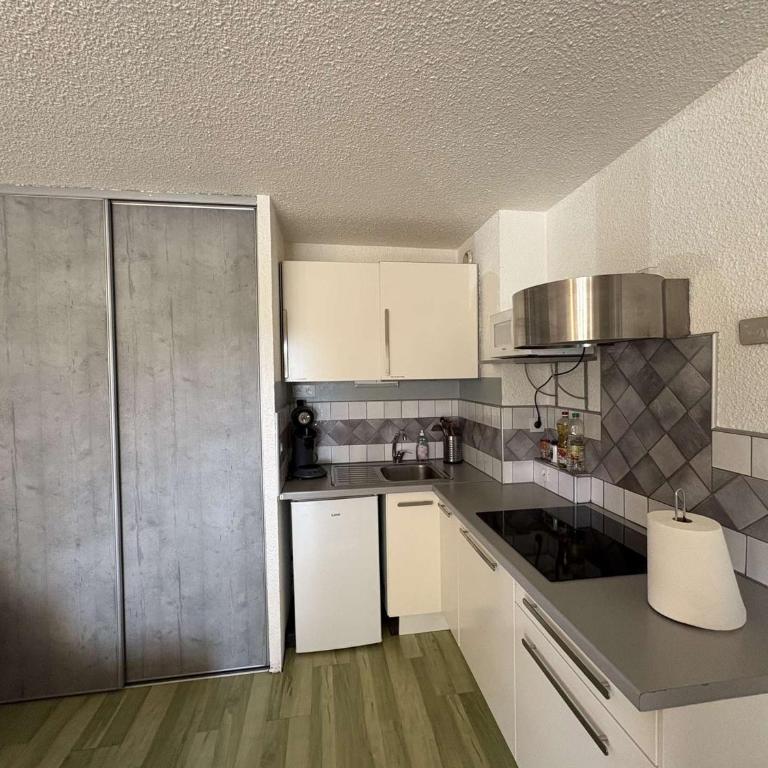 Studio cabine avec piscine, parking privatif, loggia et accès plage à pied - Sainte-Maxime - FR-1-226-534 - Apartment - 27