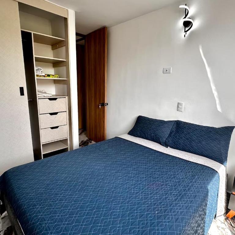 Moderno apto con AC, balcón y gran ubicación frente a la FOSCAL - Two-Bedroom Apartment - 2