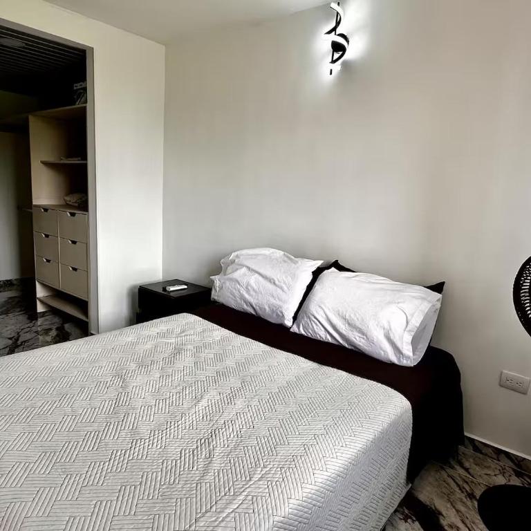 Moderno apto con AC, balcón y gran ubicación frente a la FOSCAL - Two-Bedroom Apartment - 3