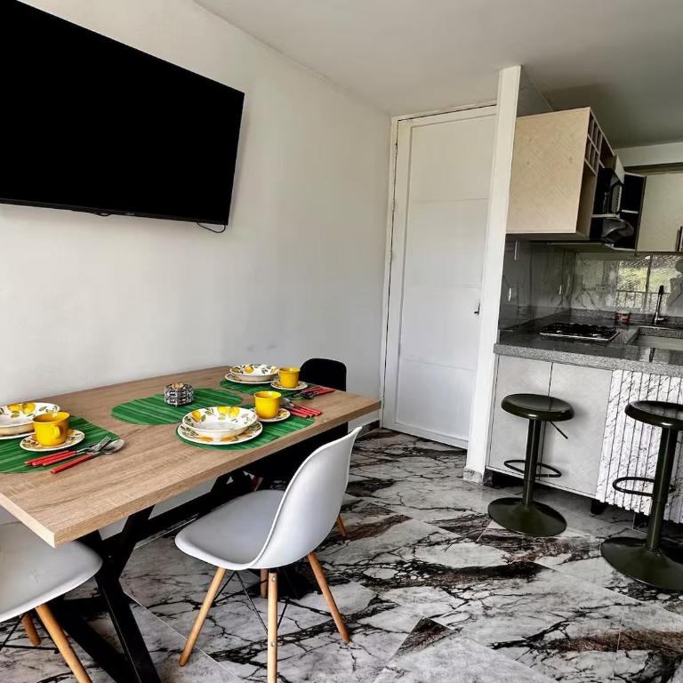 Moderno apto con AC, balcón y gran ubicación frente a la FOSCAL - Two-Bedroom Apartment - 6