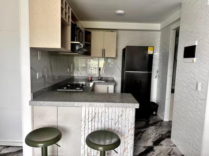 Moderno apto con AC, balcón y gran ubicación frente a la FOSCAL - Two-Bedroom Apartment - 16