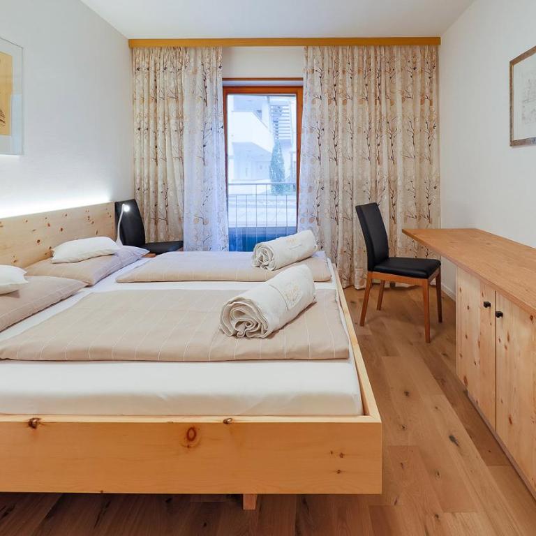 Landhaus Fux - Familienzimmer mit Bergblick - 2