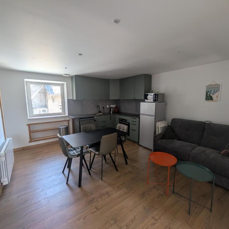 Appartement Daday- centre Bourg- 4-6 couchages - Appartement 2 Chambres - 1