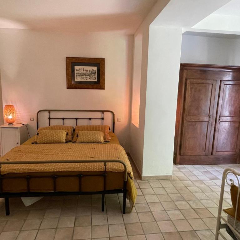 Le clos de la tour cassis piscine chauffée - Chambre Triple - 1