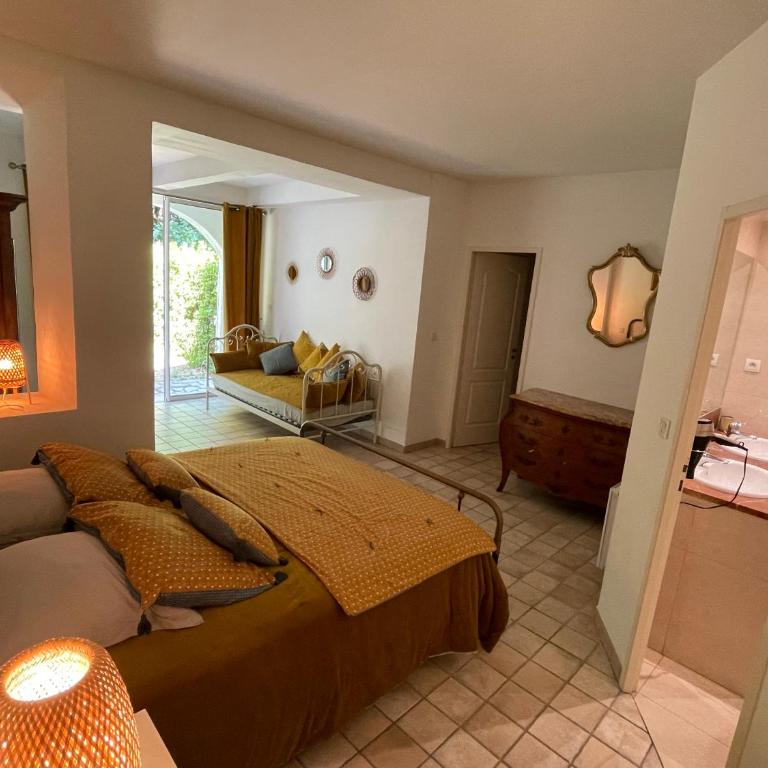 Le clos de la tour cassis piscine chauffée - Chambre Triple - 3