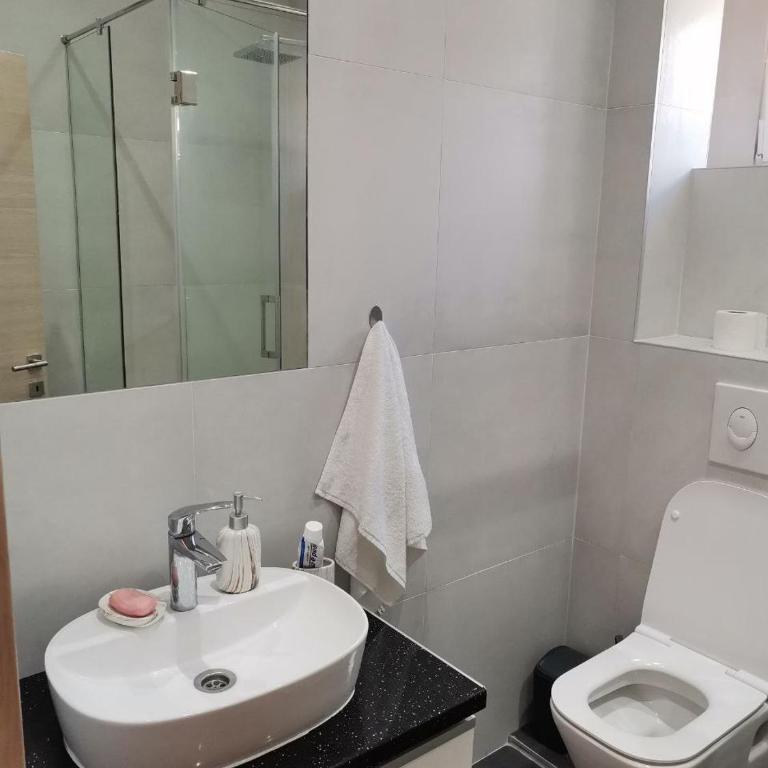 3 Min Walk to Beach Spacious 3BR Flat with Balcony Parking - Three-Bedroom Standard Apartment - 9