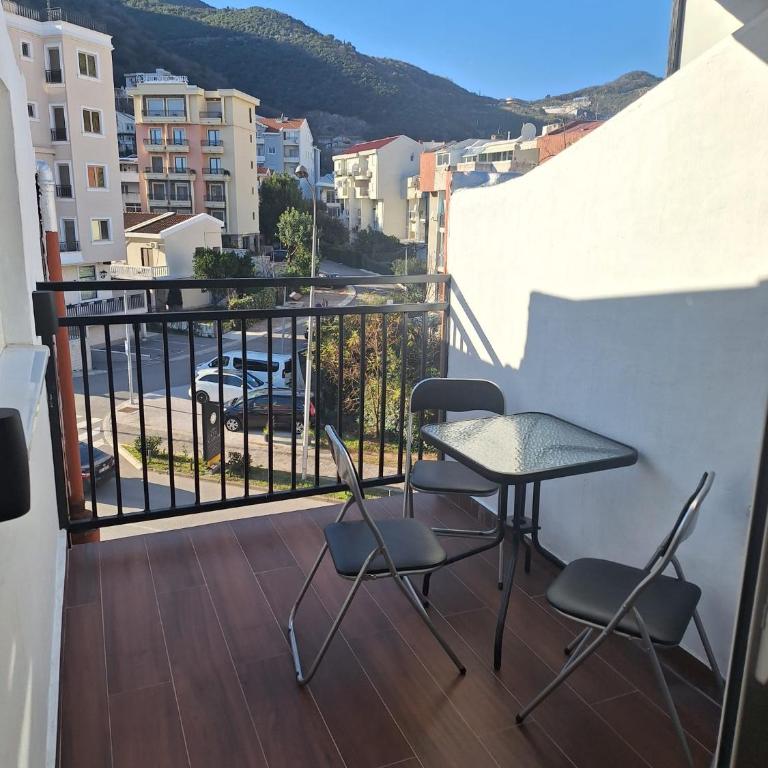 3 Min Walk to Beach Spacious 3BR Flat with Balcony Parking - Three-Bedroom Standard Apartment - 10