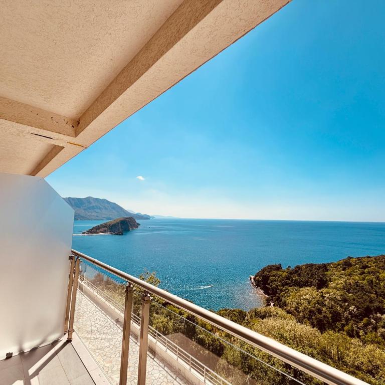 Tophill Altezza 9 Breathtaking Views and Terrace - One-Bedroom Apartment with Sea View and Balcony - 1