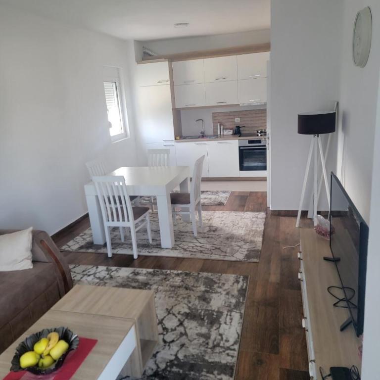 Renting Apartments Ulcinj - One-Bedroom Apartment - 2