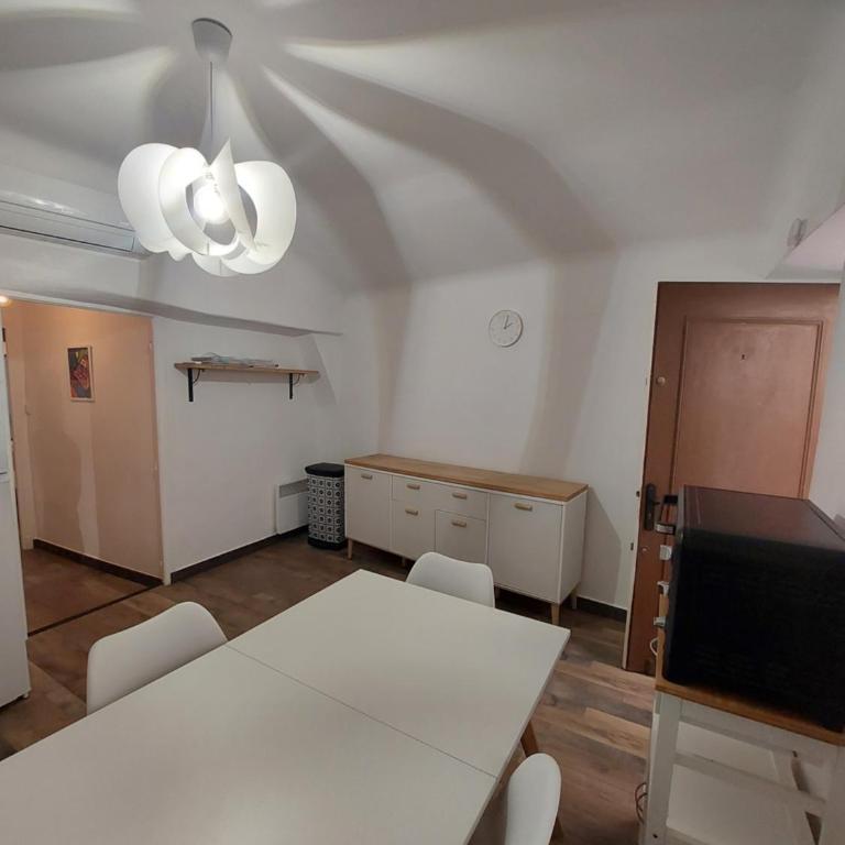 VIEILLE VILLE Appartement Rue Piétonne & Mer - One-Bedroom Apartment - 12