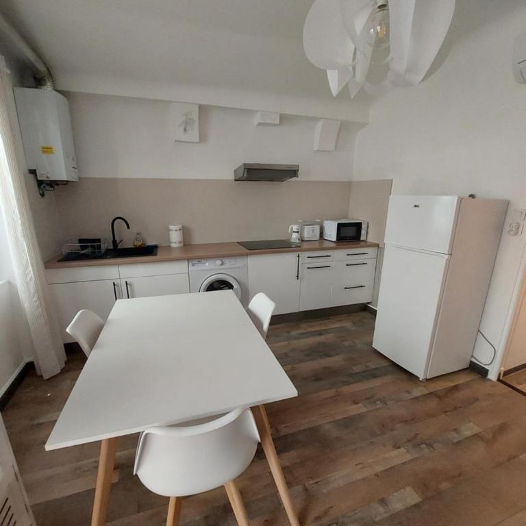 VIEILLE VILLE Appartement Rue Piétonne & Mer - One-Bedroom Apartment - 8