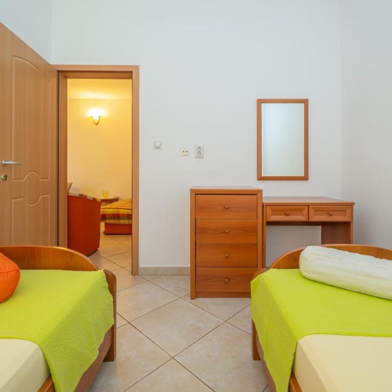 Apartmani Aleks - Četvorokrevetna Soba sa Pogledom na Vrt - 6