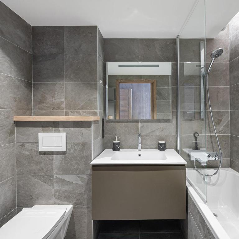 Appartement neuf avec terrasse, 2 chambres près des pistes, sauna, hammam, salle de sport, parking - FR-1-569-57 - Appartement - 15