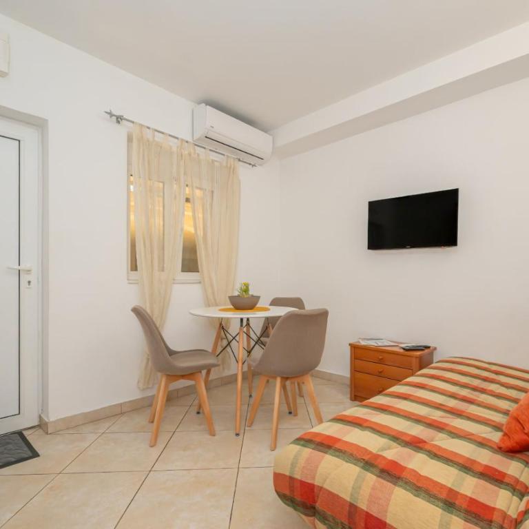 Apartmani Aleks - Trokrevetna Soba - 8