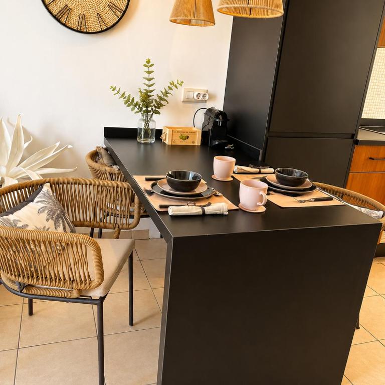 Ocean View - Deluxe One-Bedroom Apartment with Ocean View - 11