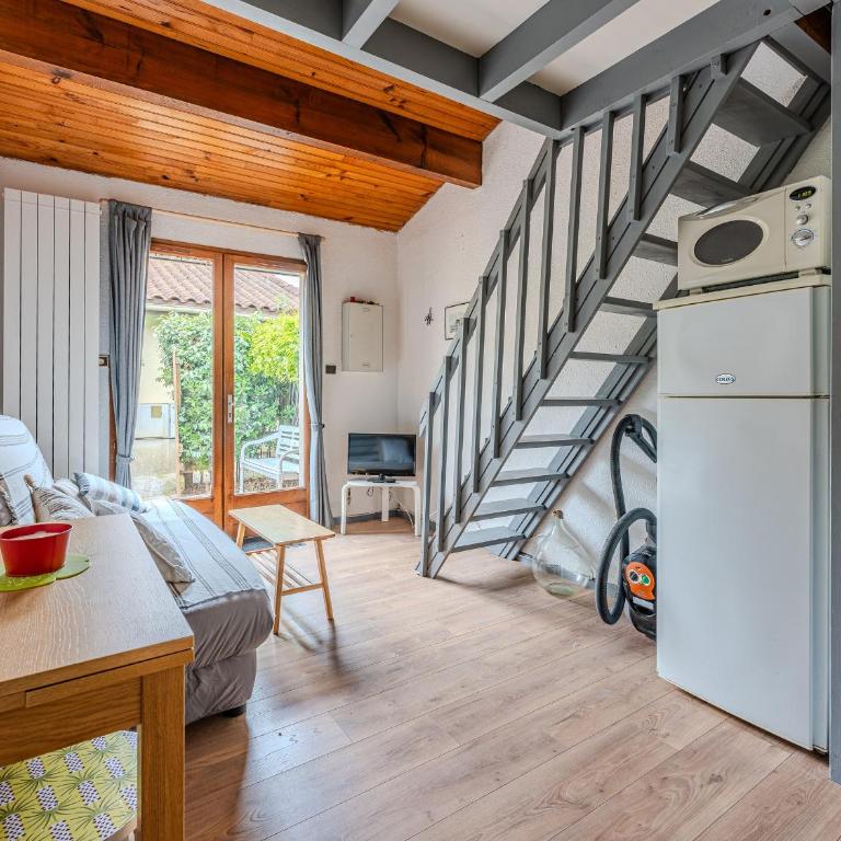Maison mitoyenne 300m de la plage avec cour et parking - 4 pers, Non Fumeur - FR-1-521-242 - Maison de Vacances - 6