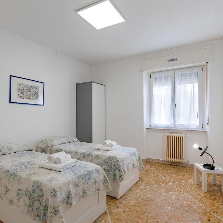 da Paola - Group Getaway - Bright Flat with Balcony WiFi & AC - Private internal Parking for motorbikes and bikes - Appartamento con 3 Camere da Letto - 5