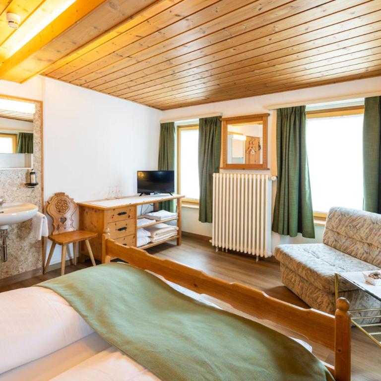 Hotel Alpina - Doppelzimmer mit Gemeinschafts-WC - 1