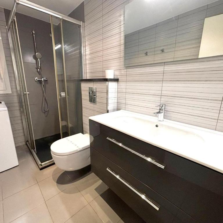 Apartamento renovado en primera línea de playa en Roses, aire acondicionado y ascensor - HISP-312-21 - Apartment - 4