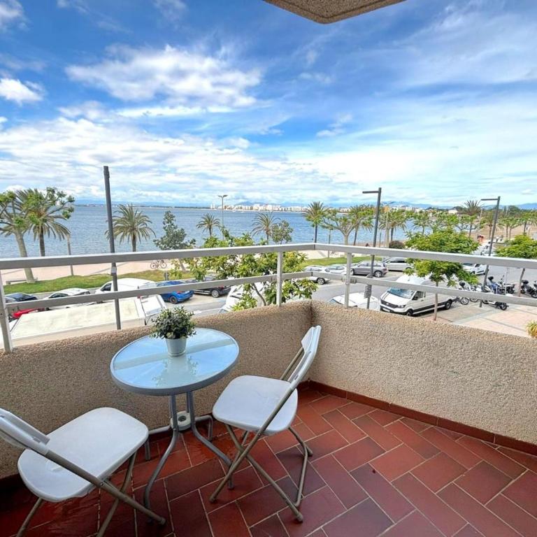 Apartamento renovado en primera línea de playa en Roses, aire acondicionado y ascensor - HISP-312-21 - Apartment - 1