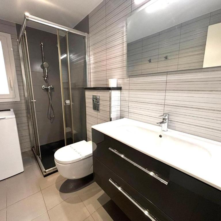 Apartamento renovado en primera línea de playa en Roses, aire acondicionado y ascensor - HISP-312-21 - Apartment - 10