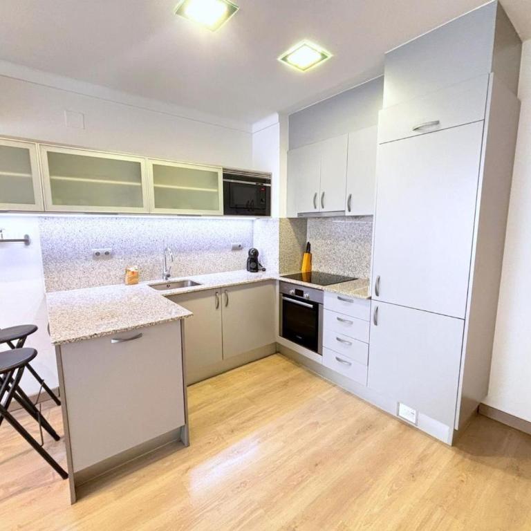 Apartamento renovado en primera línea de playa en Roses, aire acondicionado y ascensor - HISP-312-21 - Apartment - 17
