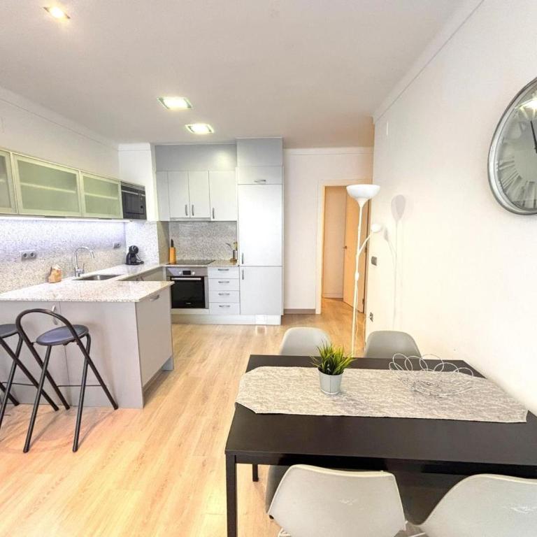 Apartamento renovado en primera línea de playa en Roses, aire acondicionado y ascensor - HISP-312-21 - Apartment - 21