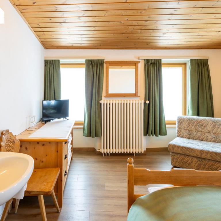 Hotel Alpina - Doppelzimmer mit Gemeinschafts-WC - 5