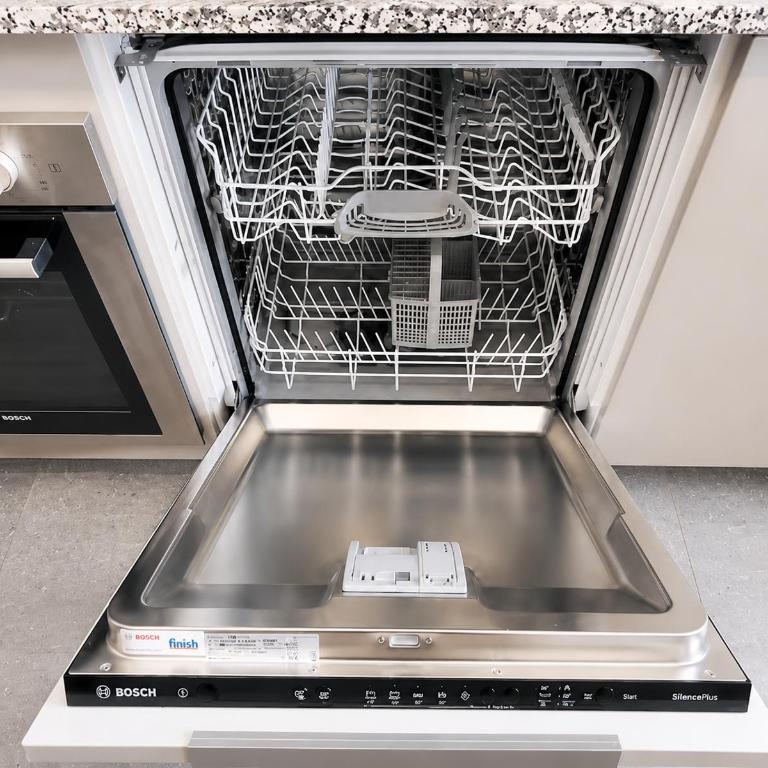 "Oceanfront 3BR, Home Office, Pool, Gym, Sauna, BBQ, Fast Wifi, Play area and Free Parking" - Three-Bedroom Apartment - 14