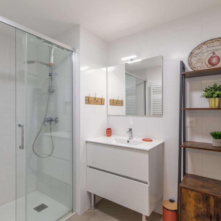 Appartement T3, terrasse, parking, animaux acceptés, proche télécabine et centre de Cauterets - FR-1-401-305 - Apartment - 5
