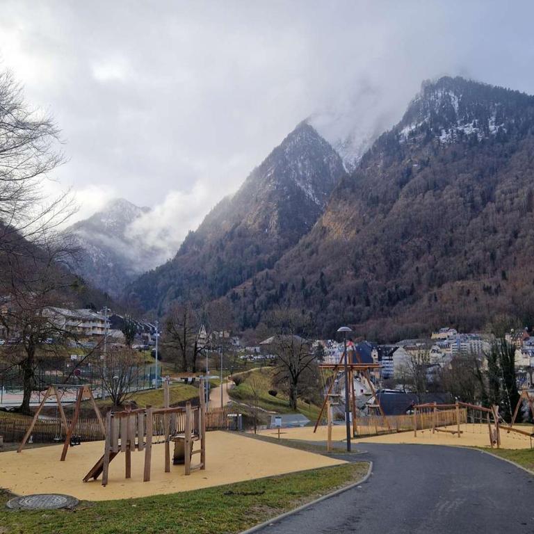 Appartement T3, terrasse, parking, animaux acceptés, proche télécabine et centre de Cauterets - FR-1-401-305 - Apartment - 11