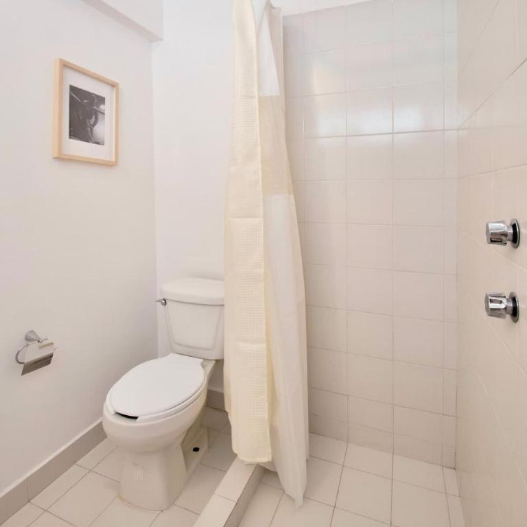 Spacious 4BR Home with 5 Beds - Five-Bedroom House - 42