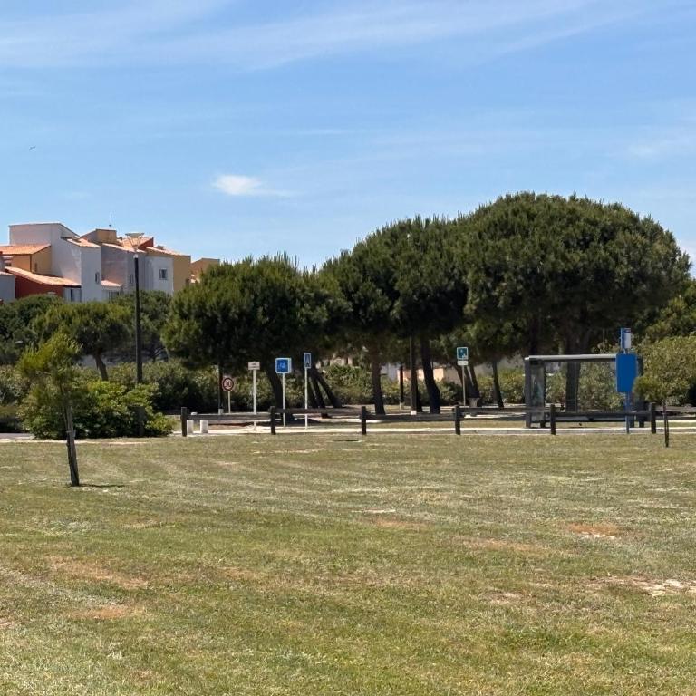 Appartement familial avec grande terrasse piscine parking et wifi fibre - Apartment mit 1 Schlafzimmer - 14