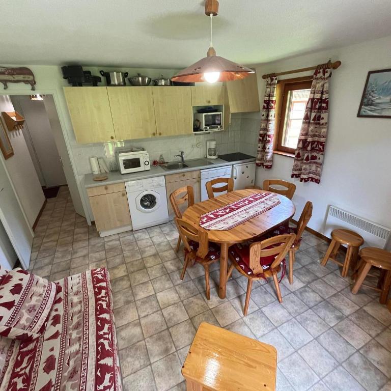 Appartement cosy 2 chambres avec balcon sud/est, parking, garage - 6 personnes - FR-1-198-140 - Apartment (6 Adults) - 1