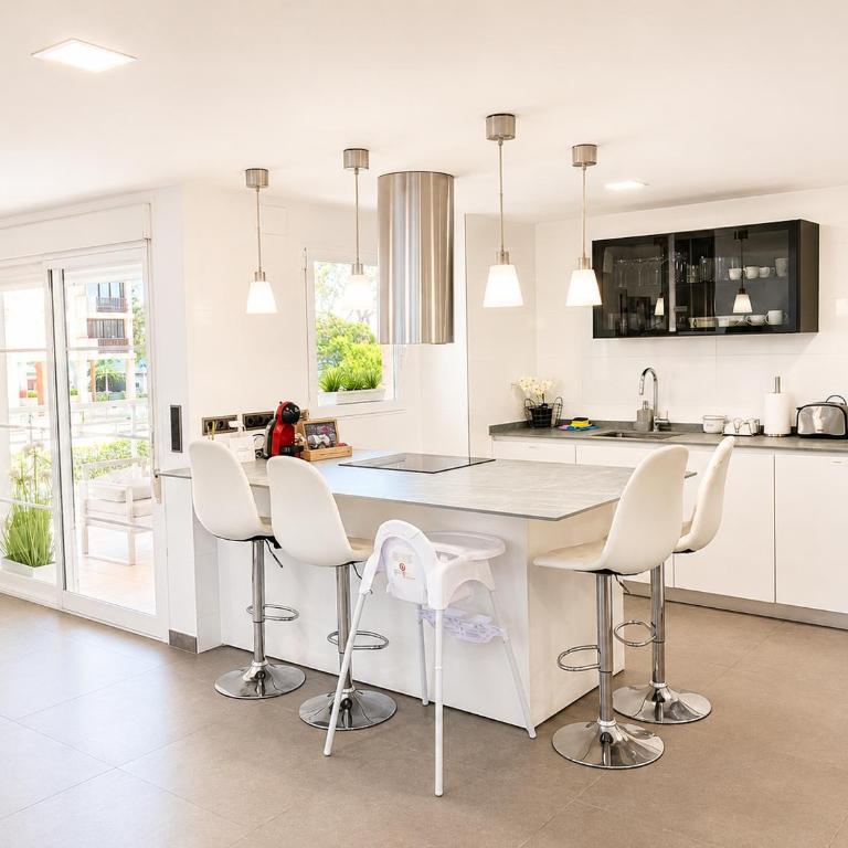 Seaside Apartment Retreat - Two-Bedroom Apartment - 26