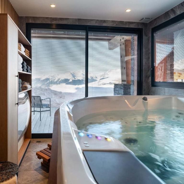 Chalet spacieux avec spa et cinéma privé pour 14 pers. - FR-1-866-10 - Chalet - 5