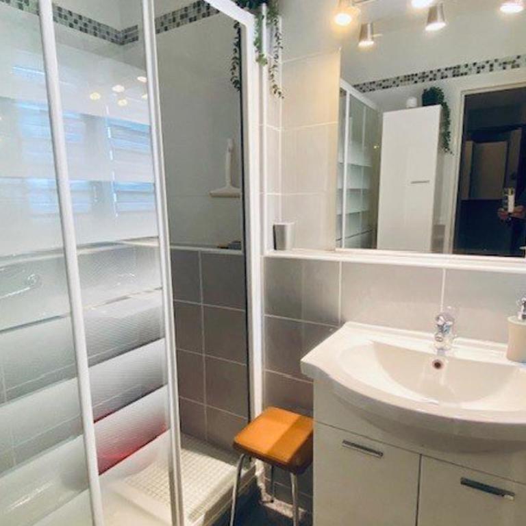 F2 avec Balcon & Parking, Clim Réversible, WiFi, 2 pers - FR-1-703-223 - Appartement - 13