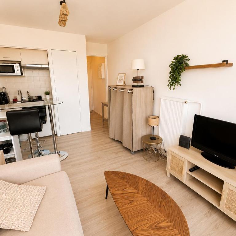 Studio lumineux avec parking et vue dégagée Antibes - One-Bedroom Apartment - 4