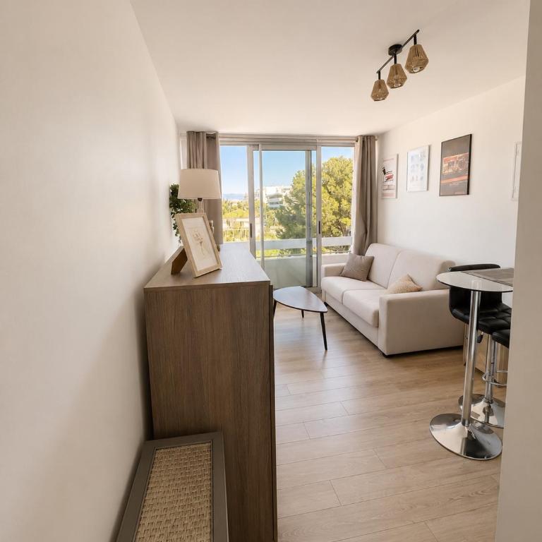 Studio lumineux avec parking et vue dégagée Antibes - One-Bedroom Apartment - 2