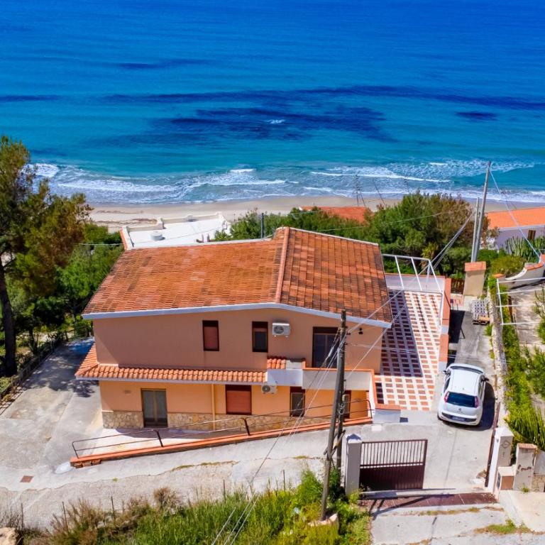 Villa Diana by Biddizzi Rari - Accesso diretto alla spiaggia, vista mare - Two-Bedroom Apartment with Terrace and Sea View - 1
