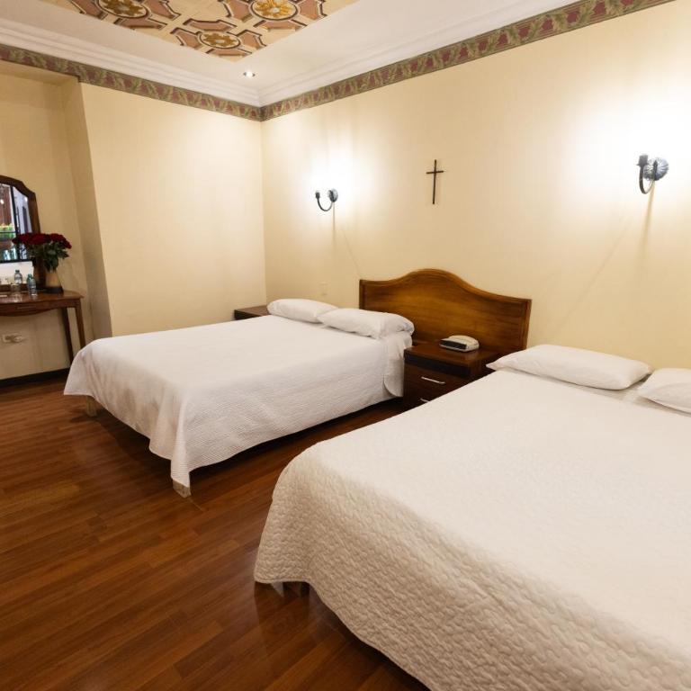 Hotel & Suites El Quijote - Economy Quadruple Room - 2
