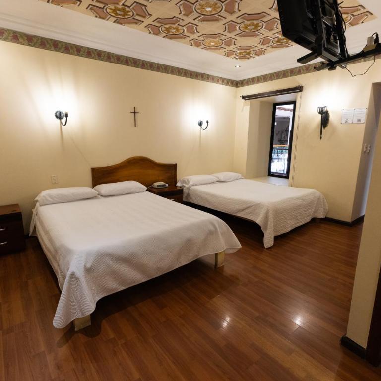 Hotel & Suites El Quijote - Economy Quadruple Room - 3