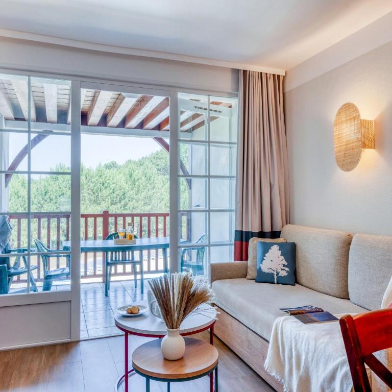 Premium Apartment for 6 near Lake - One-Bedroom Apartment - 7