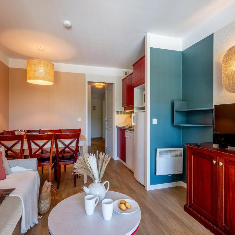 Premium Apartment for 6 near Lake - One-Bedroom Apartment - 10