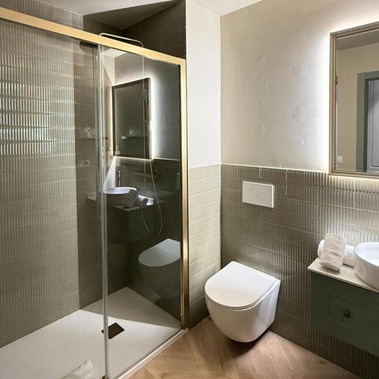 Deluxe apartment with balcony - One-Bedroom Vacation Home - 3