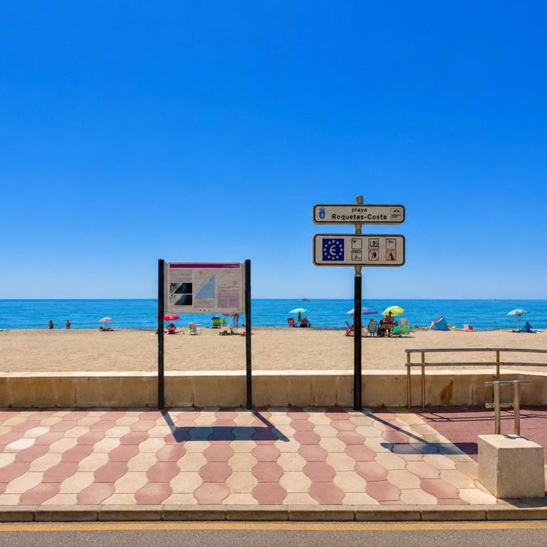 Apartment for 3, a short walk from the beaches - One-Bedroom Apartment - 21
