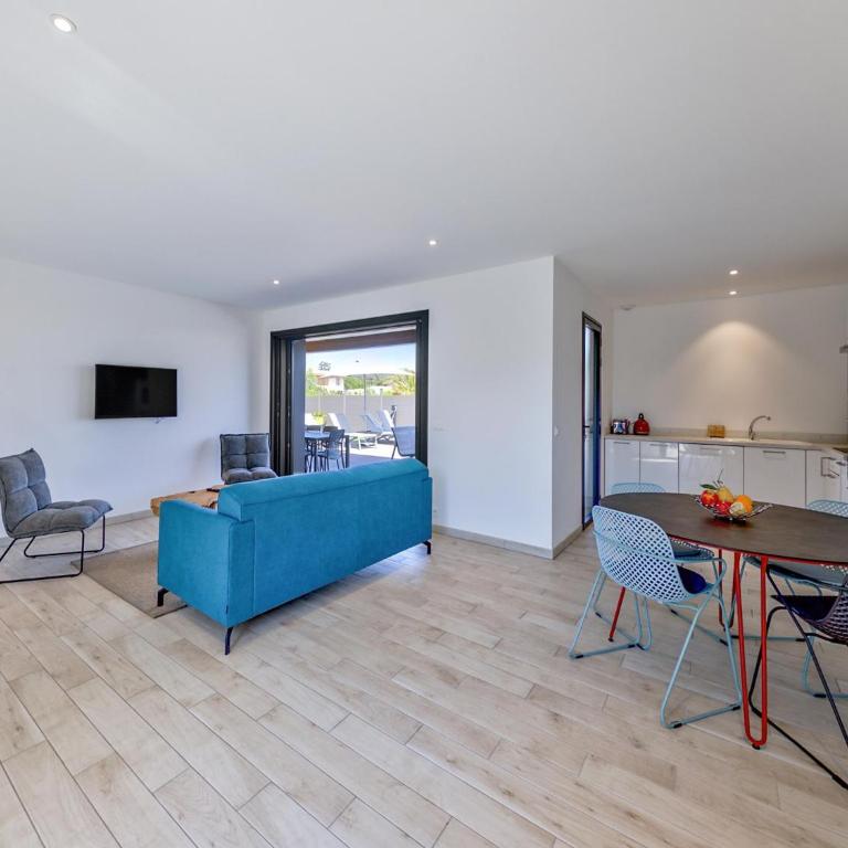 Lecci Retreat near Cala Rossa Beach - Villa con 4 Camere da Letto - 10