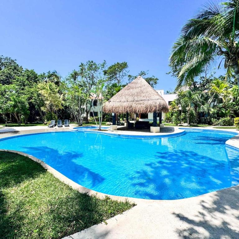 Serene Playacar Escape Pool Patio Near Beach - Apartamento de 3 dormitorios con balcón - 1