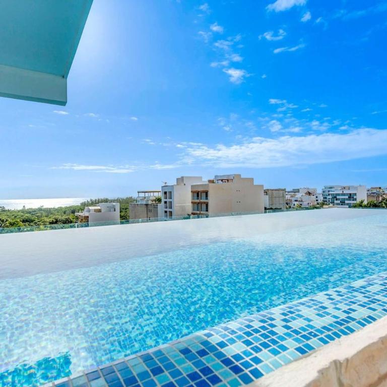 Serene Ocean Views, Infinity Pool, Gym And Balcony - Apartment with Balcony - 1