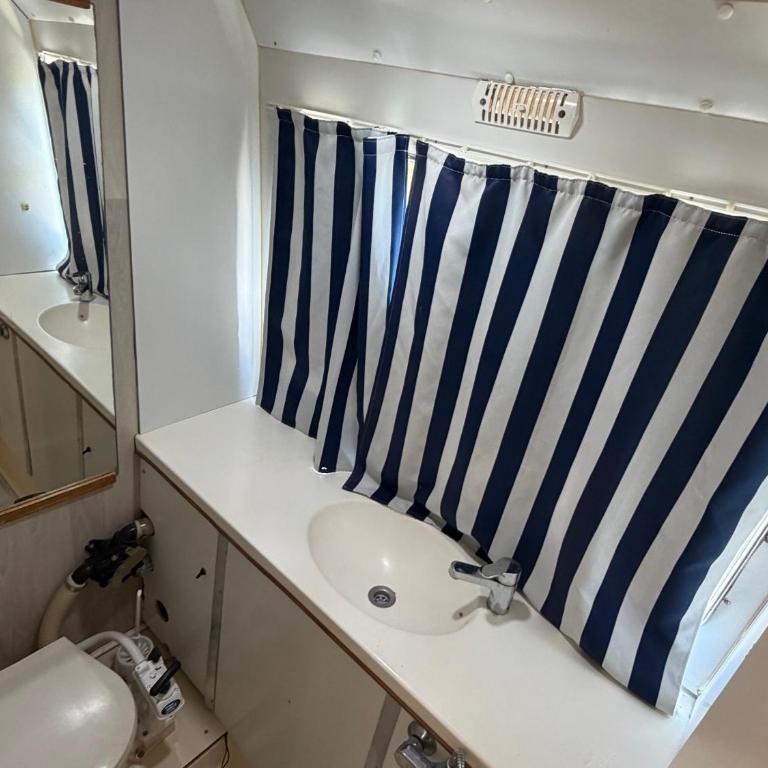 Bateau à quai chaleureux et unique - 5 pers. - API-1-46-33 - Maison de Vacances - 6